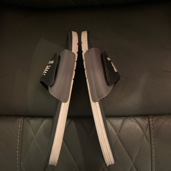 Mens New Balance flip flops - Picture 3 of 5